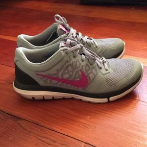 Nike grey and purple flex run shoe size 6